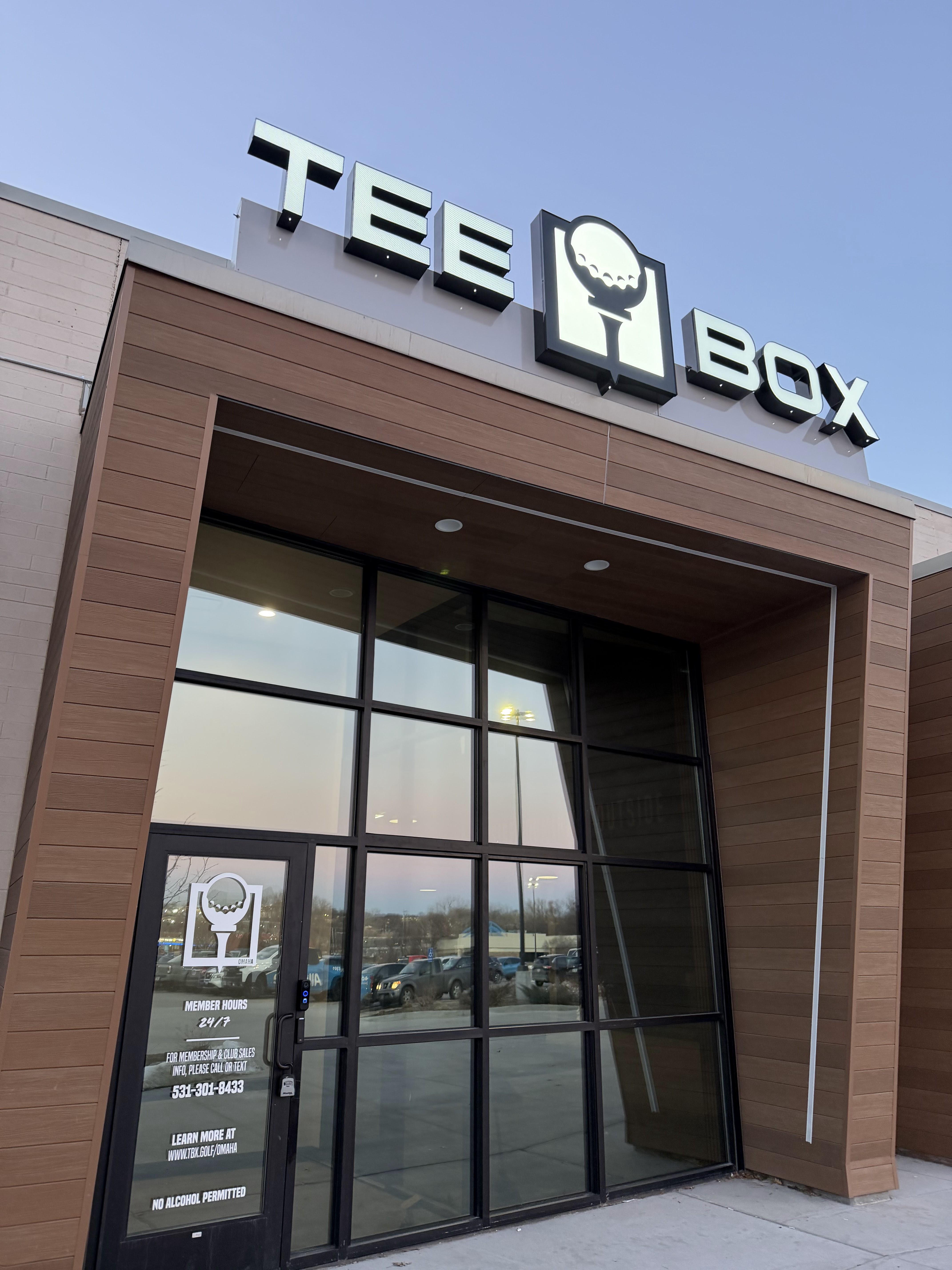 Tee Box West Omaha facility image.