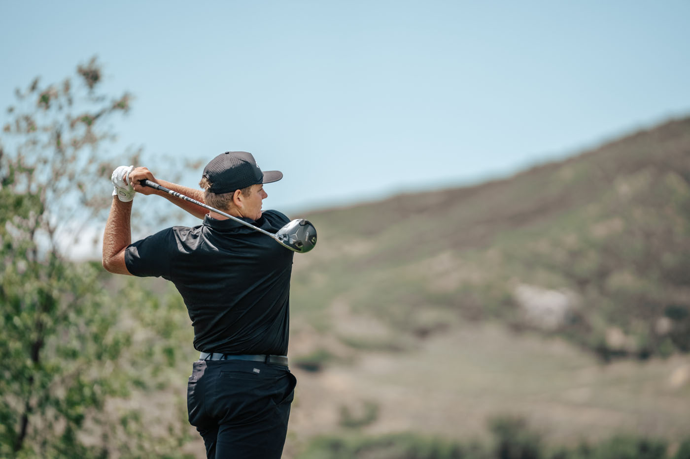 Tee Box golfer swinging on an outside course.